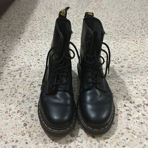 Dr. Martens’s 1460 SMOOTH LEATHER LACE UP BOOTS (Black)